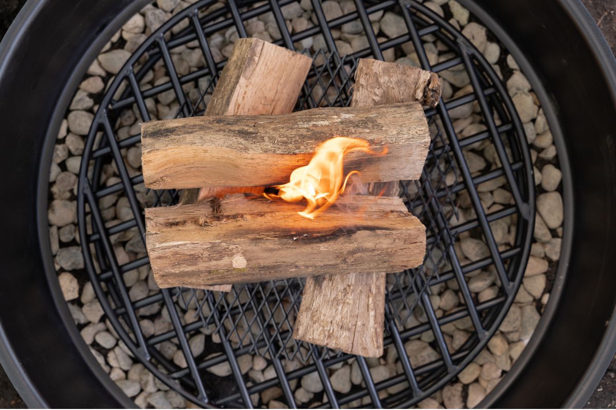 Why You Need a Fire Grate in your Outdoor Wood Burning Fire Pit